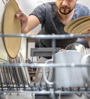Vaatwasser stinkt en je vaat ruikt raar na de afwas? Ontdek waarom